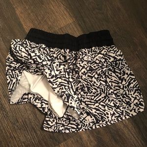 Lululemon Tracker shorts Black and white size 8